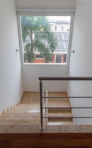 Casa de condomínio para alugar com 350m², 4 quartos e 2 vagas Casa de condomínio para alugar com 350m², 4 quartos e 2 vagasEscada