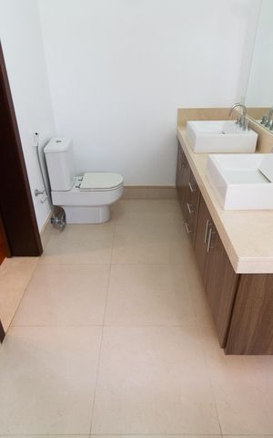 Casa de condomínio para alugar com 350m², 4 quartos e 2 vagas Casa de condomínio para alugar com 350m², 4 quartos e 2 vagasBanheiro da Suíte 1