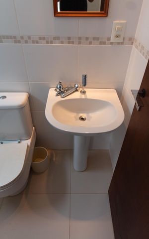 Casa de condomínio para alugar com 350m², 4 quartos e 2 vagas Casa de condomínio para alugar com 350m², 4 quartos e 2 vagasBanheiro de Serviço