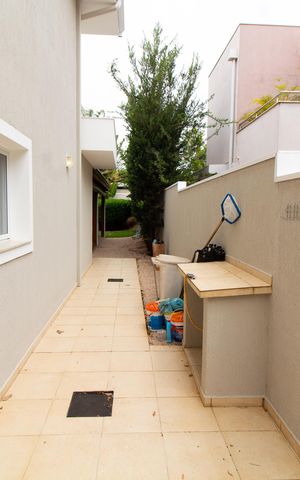 Casa de condomínio para alugar com 350m², 4 quartos e 2 vagas Casa de condomínio para alugar com 350m², 4 quartos e 2 vagasCorredor lateral