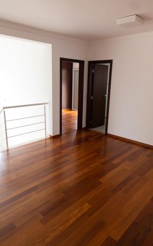 Casa de condomínio para alugar com 350m², 4 quartos e 2 vagas Casa de condomínio para alugar com 350m², 4 quartos e 2 vagasPiso superior