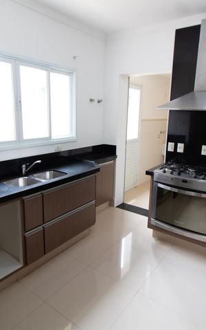 Casa de condomínio para alugar com 350m², 4 quartos e 2 vagas Casa de condomínio para alugar com 350m², 4 quartos e 2 vagasCozinha