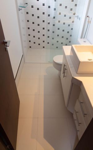 Casa de condomínio para alugar com 350m², 4 quartos e 2 vagas Casa de condomínio para alugar com 350m², 4 quartos e 2 vagasBanheiro da Suíte 2