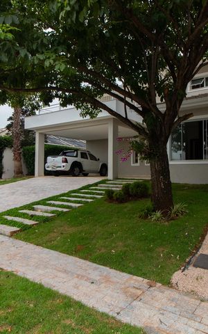 Casa de condomínio para alugar com 350m², 4 quartos e 2 vagas Casa de condomínio para alugar com 350m², 4 quartos e 2 vagasFachada