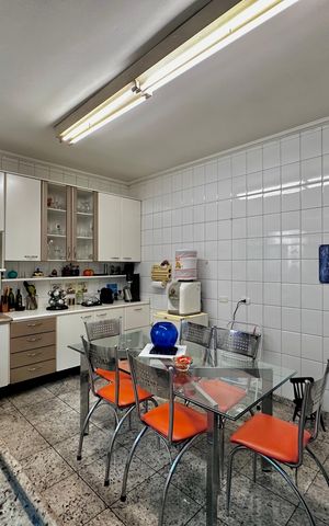 Casa à venda com 247m², 3 quartos e 2 vagas Casa à venda com 247m², 3 quartos e 2 vagasCozinha