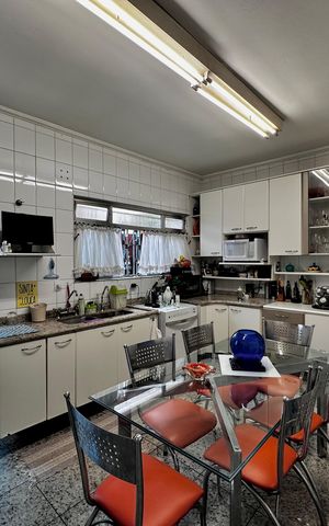 Casa à venda com 247m², 3 quartos e 2 vagas Casa à venda com 247m², 3 quartos e 2 vagasCozinha