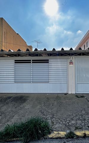 Casa à venda com 247m², 3 quartos e 2 vagas Casa à venda com 247m², 3 quartos e 2 vagasFachada