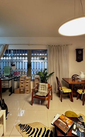 Casa à venda com 247m², 3 quartos e 2 vagas Casa à venda com 247m², 3 quartos e 2 vagasSala