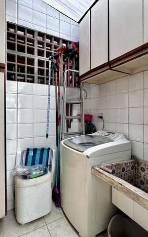 Casa à venda com 247m², 3 quartos e 2 vagas Casa à venda com 247m², 3 quartos e 2 vagasÁrea de Serviço