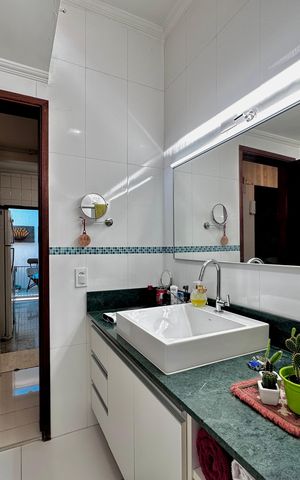 Casa à venda com 247m², 3 quartos e 2 vagas Casa à venda com 247m², 3 quartos e 2 vagasBanheiro Social