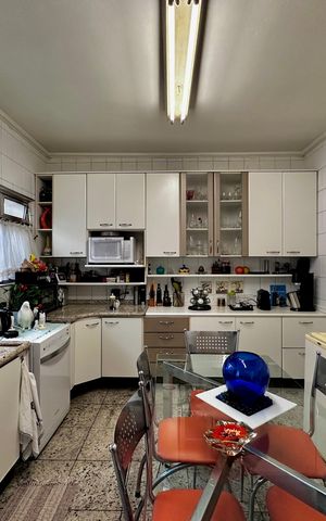 Casa à venda com 247m², 3 quartos e 2 vagas Casa à venda com 247m², 3 quartos e 2 vagasCozinha