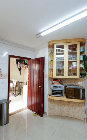 Casa à venda com 320m², 4 quartos e 7 vagasCozinha