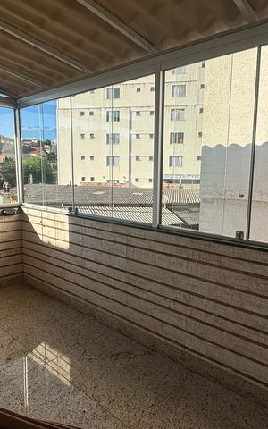 Casa à venda com 250m², 3 quartos e 2 vagas Casa à venda com 250m², 3 quartos e 2 vagasVaranda