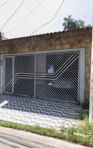 Casa à venda com 70m², 2 quartos e 2 vagas Casa à venda com 70m², 2 quartos e 2 vagasFachada