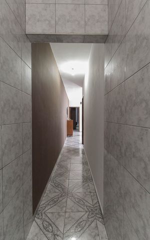 Casa à venda com 70m², 2 quartos e 2 vagas Casa à venda com 70m², 2 quartos e 2 vagasCorredor