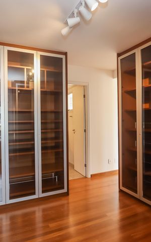 Casa de condomínio à venda com 350m², 3 quartos e 3 vagas Casa de condomínio à venda com 350m², 3 quartos e 3 vagasCloset da Suite Master