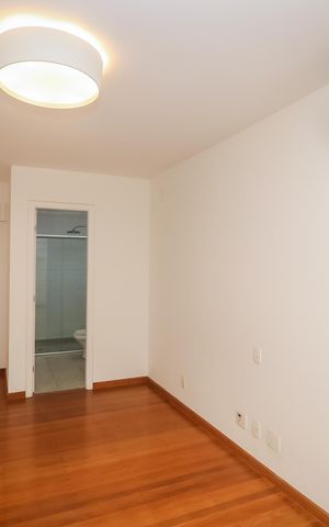 Casa de condomínio à venda com 350m², 3 quartos e 3 vagas Casa de condomínio à venda com 350m², 3 quartos e 3 vagasSuite 2