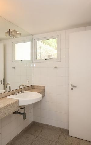 Casa de condomínio à venda com 350m², 3 quartos e 3 vagas Casa de condomínio à venda com 350m², 3 quartos e 3 vagasBanheiro da Suite Master
