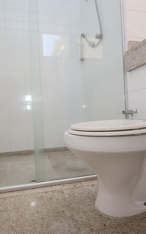 Casa de condomínio à venda com 350m², 3 quartos e 3 vagas Casa de condomínio à venda com 350m², 3 quartos e 3 vagasBanheiro da Suite Master
