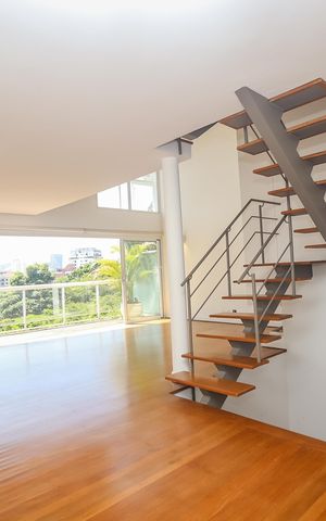 Casa de condomínio à venda com 350m², 3 quartos e 3 vagas Casa de condomínio à venda com 350m², 3 quartos e 3 vagasSala