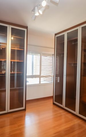 Casa de condomínio à venda com 350m², 3 quartos e 3 vagas Casa de condomínio à venda com 350m², 3 quartos e 3 vagasCloset da Suite Master