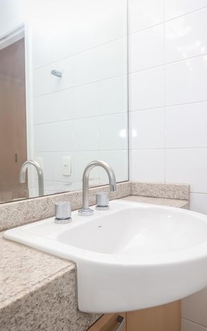 Casa de condomínio à venda com 350m², 3 quartos e 3 vagas Casa de condomínio à venda com 350m², 3 quartos e 3 vagasBanheiro da Suite 2