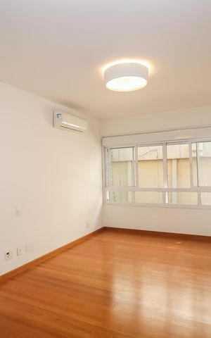 Casa de condomínio à venda com 350m², 3 quartos e 3 vagas Casa de condomínio à venda com 350m², 3 quartos e 3 vagasSuite 2