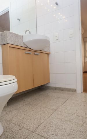 Casa de condomínio à venda com 350m², 3 quartos e 3 vagas Casa de condomínio à venda com 350m², 3 quartos e 3 vagasBanheiro da Suite 2