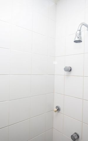 Casa de condomínio à venda com 350m², 3 quartos e 3 vagas Casa de condomínio à venda com 350m², 3 quartos e 3 vagasBanheiro da Suite 3