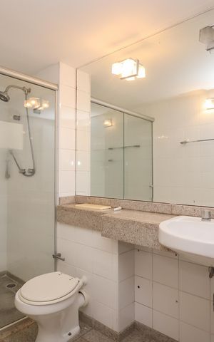 Casa de condomínio à venda com 350m², 3 quartos e 3 vagas Casa de condomínio à venda com 350m², 3 quartos e 3 vagasBanheiro da Suite Master