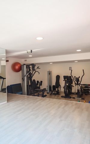 Casa de condomínio à venda com 350m², 3 quartos e 3 vagas Casa de condomínio à venda com 350m², 3 quartos e 3 vagasÁrea comum - Academia