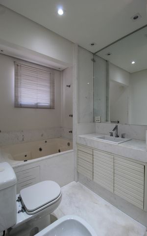 Apartamento à venda com 234m², 3 quartos e 4 vagasBanheiro da Suíte 2