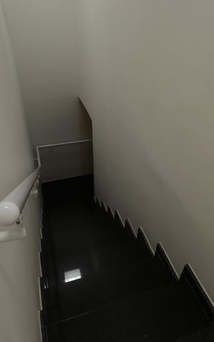 Casa à venda com 235m², 3 quartos e 2 vagasEscada