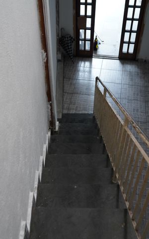 Casa à venda com 400m², 6 quartos e 2 vagasEscada