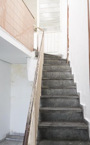 Casa à venda com 400m², 6 quartos e 2 vagasEscada