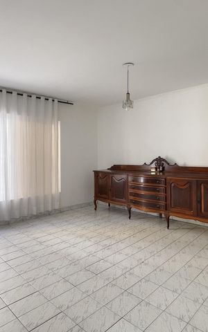 Casa à venda com 220m², 4 quartos e 5 vagas Casa à venda com 220m², 4 quartos e 5 vagasSala