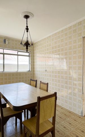 Casa à venda com 220m², 4 quartos e 5 vagas Casa à venda com 220m², 4 quartos e 5 vagasSala de Jantar