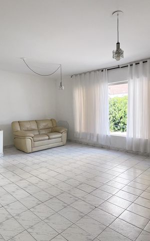 Casa à venda com 220m², 4 quartos e 5 vagas Casa à venda com 220m², 4 quartos e 5 vagasSala