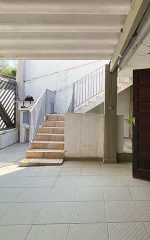 Casa à venda com 220m², 4 quartos e 5 vagas Casa à venda com 220m², 4 quartos e 5 vagasGaragem