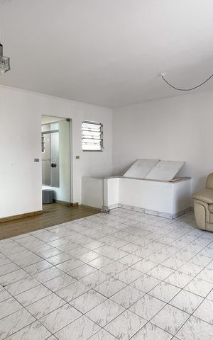 Casa à venda com 220m², 4 quartos e 5 vagas Casa à venda com 220m², 4 quartos e 5 vagasSala