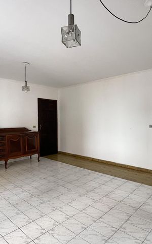 Casa à venda com 220m², 4 quartos e 5 vagas Casa à venda com 220m², 4 quartos e 5 vagasSala