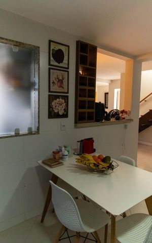 Casa à venda com 240m², 3 quartos e 4 vagas Casa à venda com 240m², 3 quartos e 4 vagasCozinha