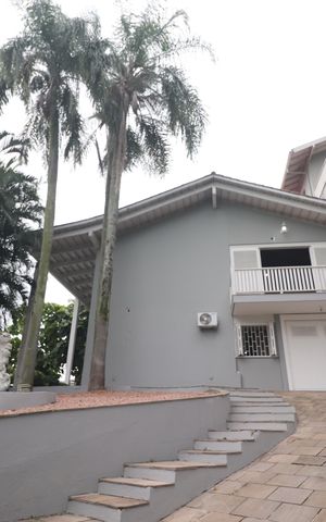 Casa à venda com 375m², 5 quartos e 3 vagasFachada