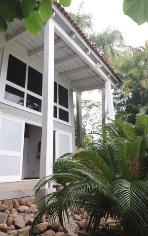 Casa à venda com 375m², 5 quartos e 3 vagasFachada lateral