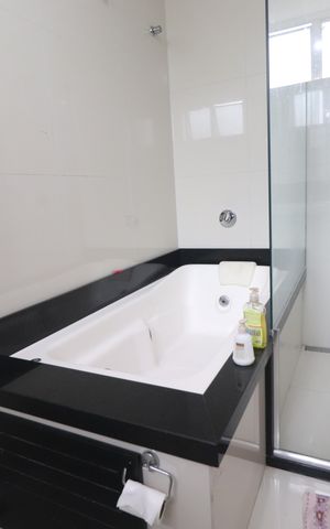 Casa à venda com 375m², 5 quartos e 3 vagasBanheiro 01