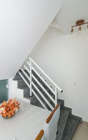 Casa de condomínio à venda com 90m², 2 quartos e 1 vaga Casa de condomínio à venda com 90m², 2 quartos e 1 vagaSala - Acesso ao 2º andar