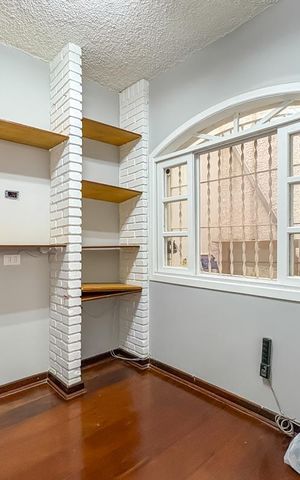 Casa à venda com 350m², 3 quartos e 4 vagas Casa à venda com 350m², 3 quartos e 4 vagasEscritório