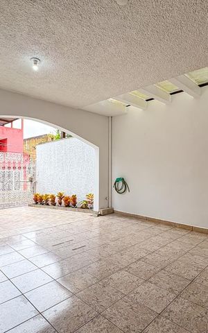 Casa à venda com 350m², 3 quartos e 4 vagas Casa à venda com 350m², 3 quartos e 4 vagasGaragem