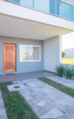Casa à venda com 117m², 3 quartos e 2 vagas Casa à venda com 117m², 3 quartos e 2 vagasFachada
