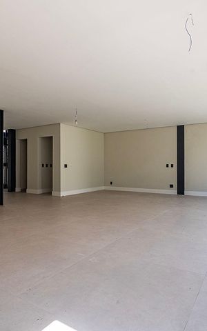 Casa à venda com 731m², 4 quartos e 4 vagas Casa à venda com 731m², 4 quartos e 4 vagasSala